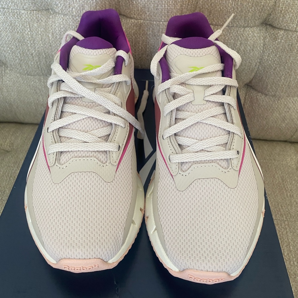 New in box Women’s Size 7 Reebok Zig Dynamica 4 Stucco/Sendros/Lasp